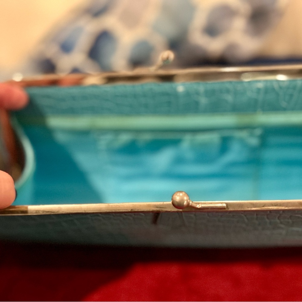 Elegant Turquoise Crocodile-Embossed Clutch - Picture 3 of 5
